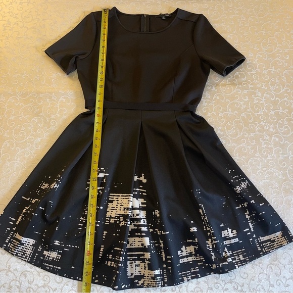 Elie Tahari Fit And Flare Black And White City Lights Short Sleeve Dress Size 8 - Picture 13 of 16